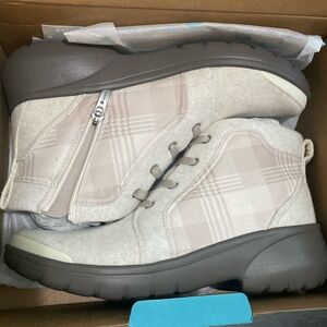 Bzees Taupe Boots Size 10